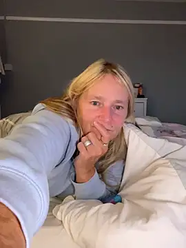 Blondnboujee53 live cam on StripChat