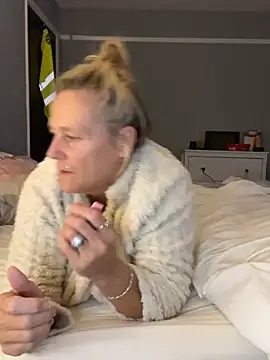 Blondnboujee53 live cam on StripChat