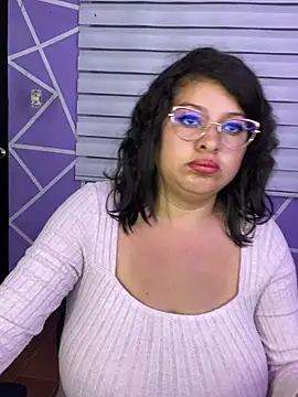 MiiaaJoness live cam on StripChat