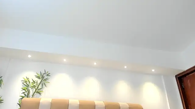 Ivaannaa_ live cam on StripChat