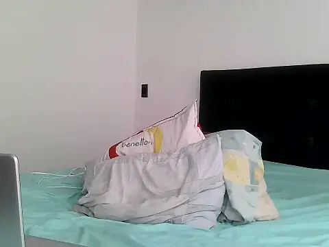 YakedCrus live cam on StripChat
