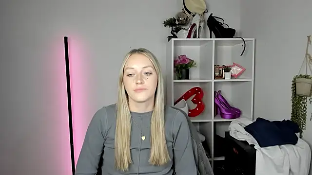 EvelynBlond live cam on StripChat