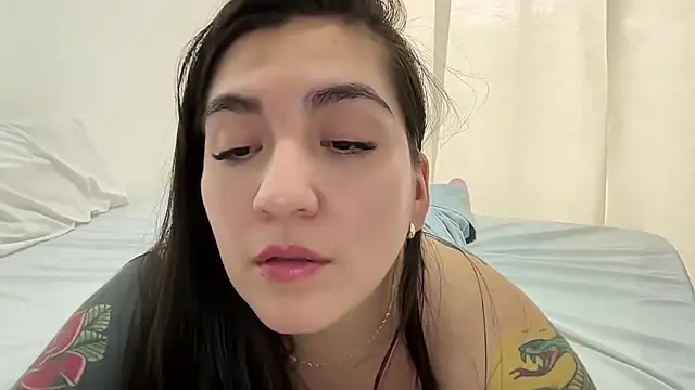 kathiajenner (F milf) - Slowly sliding down my loose jeans 👖👀