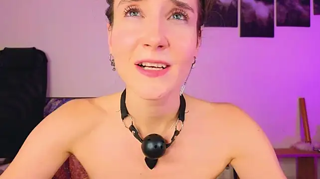 laracroftmansion live cam on StripChat