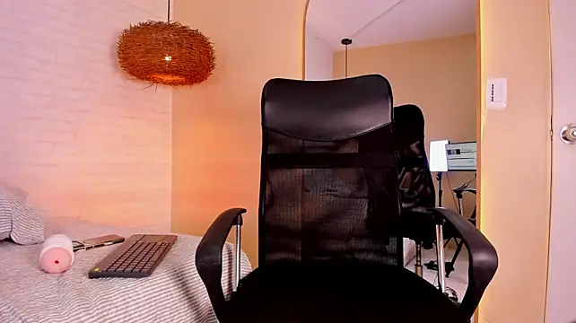 LuccaMoretti1 live cam on StripChat