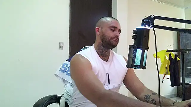 aronmiller404 on Stripchat