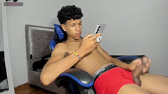 Ggoldenboyx1 live cam on StripChat