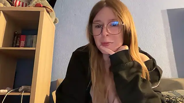 thepretiestgirlhere live cam on StripChat