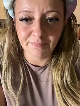Poppyshaw_ live cam on StripChat