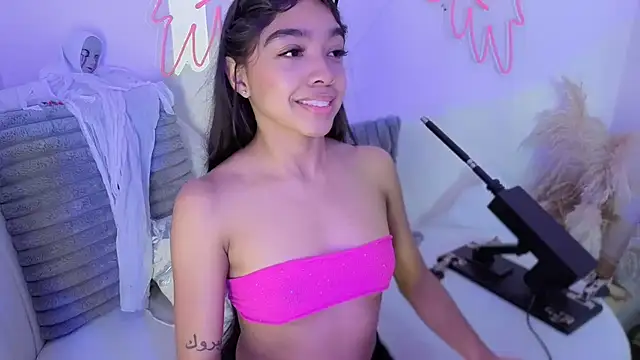 pocahontamoon live cam on StripChat