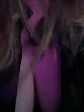 beesknees420 live cam on StripChat