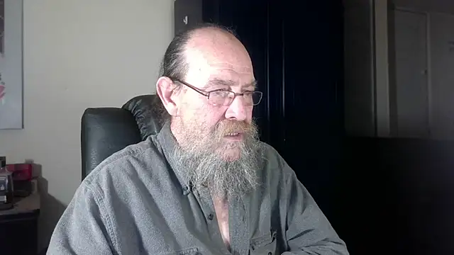 Uncle_Hottie live cam on StripChat