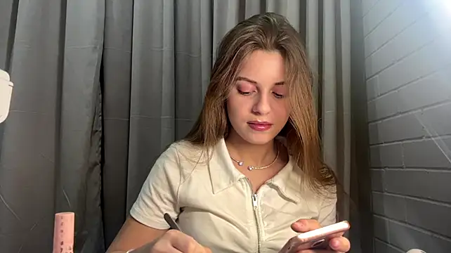 PerlaReigh live cam on StripChat