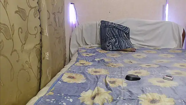Hot_Iris live cam on StripChat