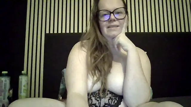 Forbiddencurves2026 live cam on StripChat