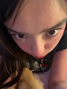 Miakittyyy live cam on StripChat