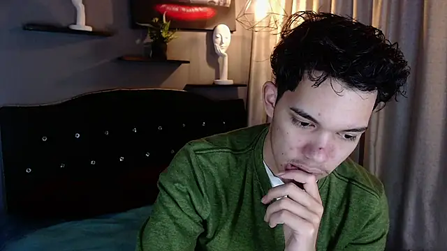 haku_nayro live cam on StripChat