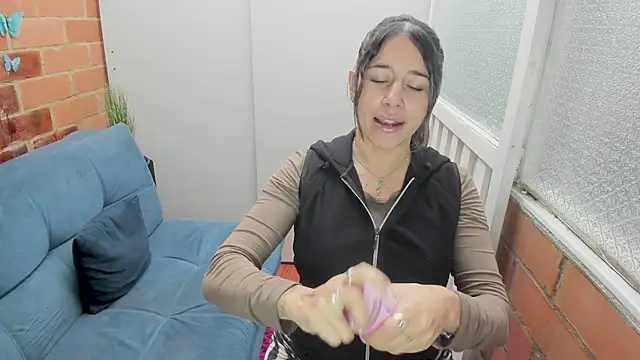 Penelope47 live cam on StripChat
