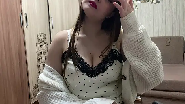 Shinylvy live cam on StripChat