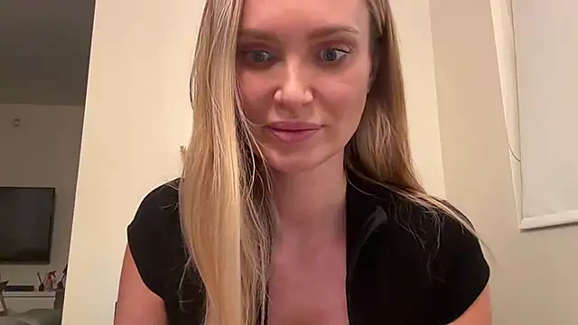 Kavellina live cam on StripChat