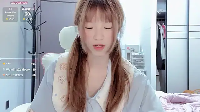 Aroma-123 live cam on StripChat