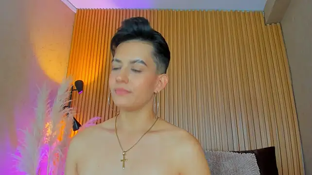 ZoeHenao live cam on StripChat