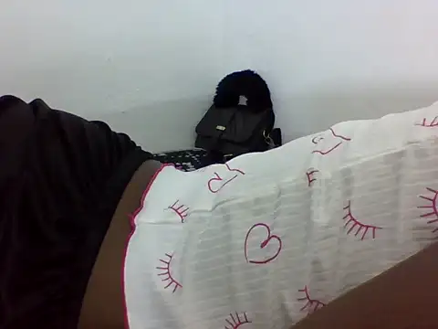 Lavine_001 live cam on StripChat