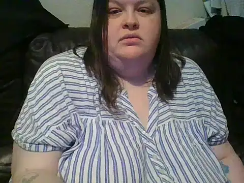 CurvyKirstiesX live cam on StripChat