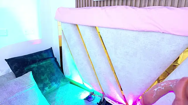 Luna_Naughty1 live cam on StripChat