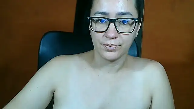 Nathalieprez4 live cam on StripChat