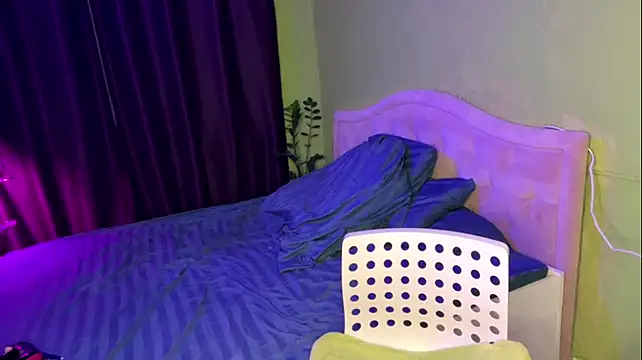 Overshinee live cam on StripChat