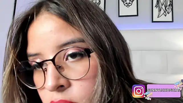 SunnyLuxxx live cam on StripChat