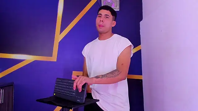 male_diamonds19 live cam on StripChat