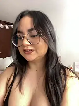 montmariana shaved cam girl
