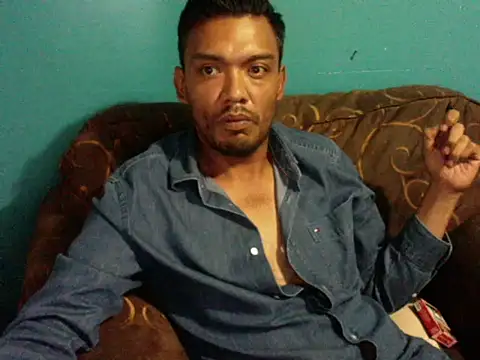 latinomoreno95 live cam on StripChat