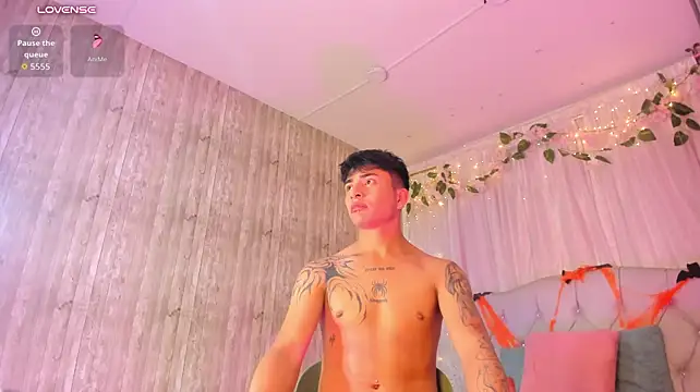 your_kitty_boy live cam on StripChat