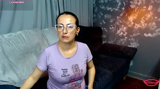 Lauryn_Jones live cam on StripChat