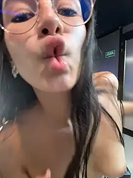 iris_cuteface live cam on StripChat