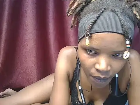 Naughtysuzzi_ live cam on StripChat
