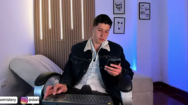Dorianmistery2322_ live cam on StripChat
