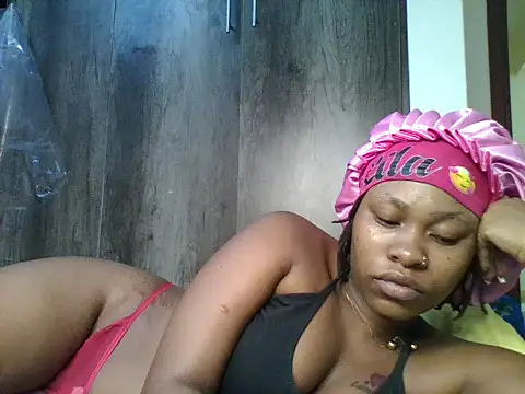 Juicyy_afriq live cam on StripChat