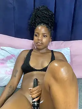 Littlebunny33 live cam on StripChat