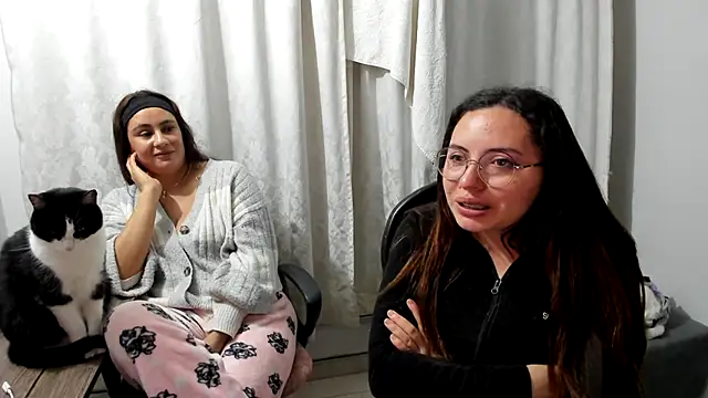 _girls_on_fire_ live cam on StripChat
