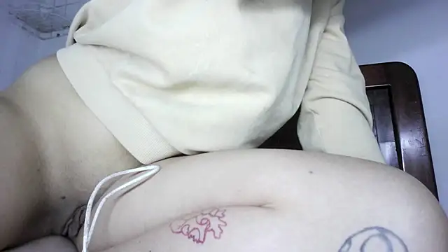 KiraVelveet live cam on StripChat