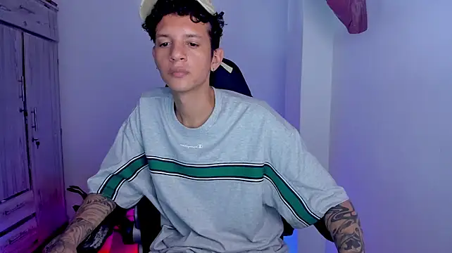 tylerrnova live cam on StripChat
