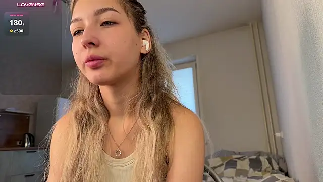 LunarMirage live cam on StripChat