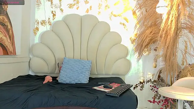 venusdemonaco live cam on StripChat