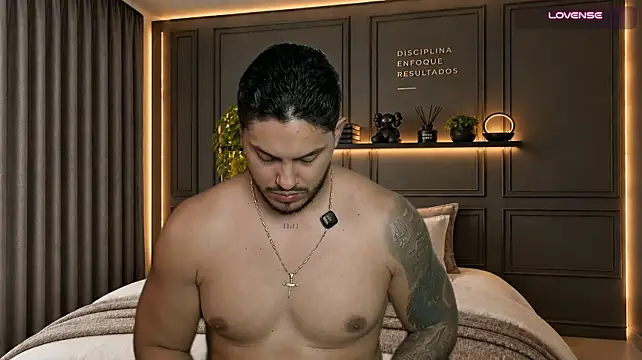 owen-pierces live cam on StripChat