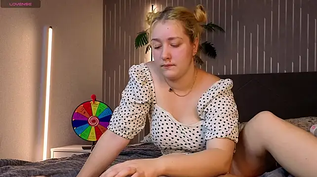Lollybunnyy live cam on StripChat