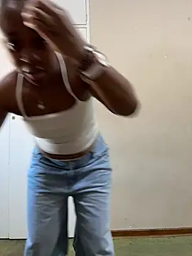 Pearl_00 live cam on StripChat